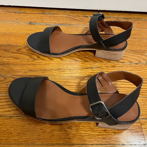 Black Leather Lucky Brand Size 10 Sandals - Picture 4 of 5